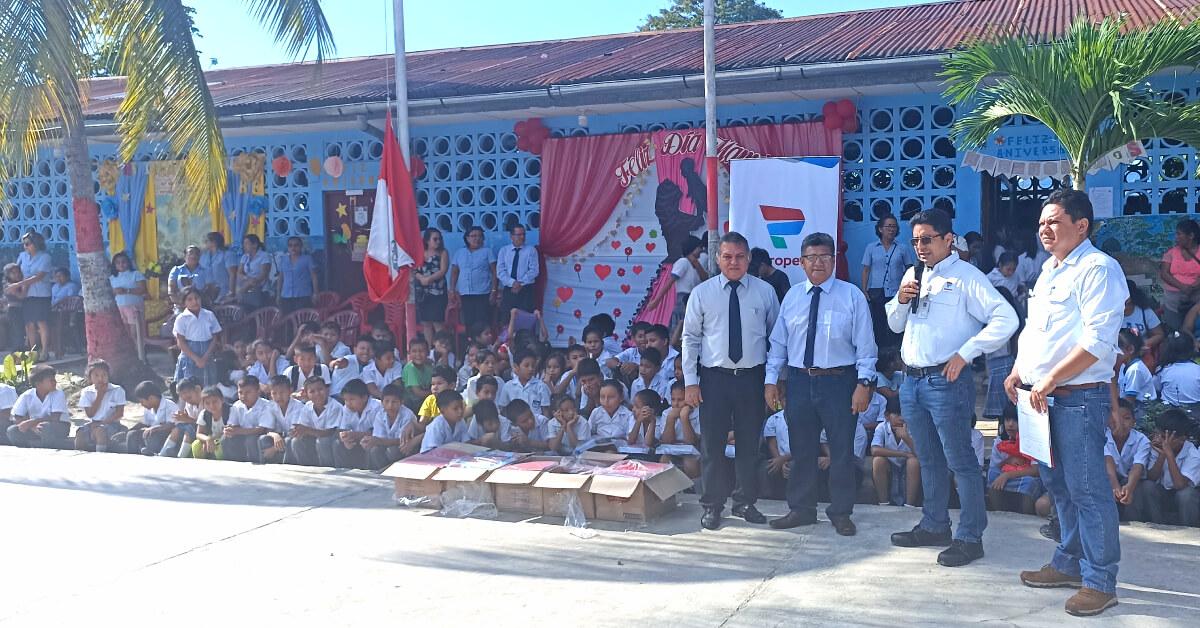 Estudiantes de Iquitos se benefician con entrega de útiles escolares