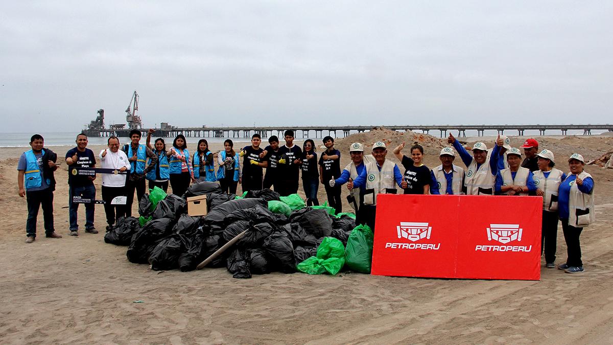 Villa El Salvador and Lurín volunteers came together to clean San Antonio beach