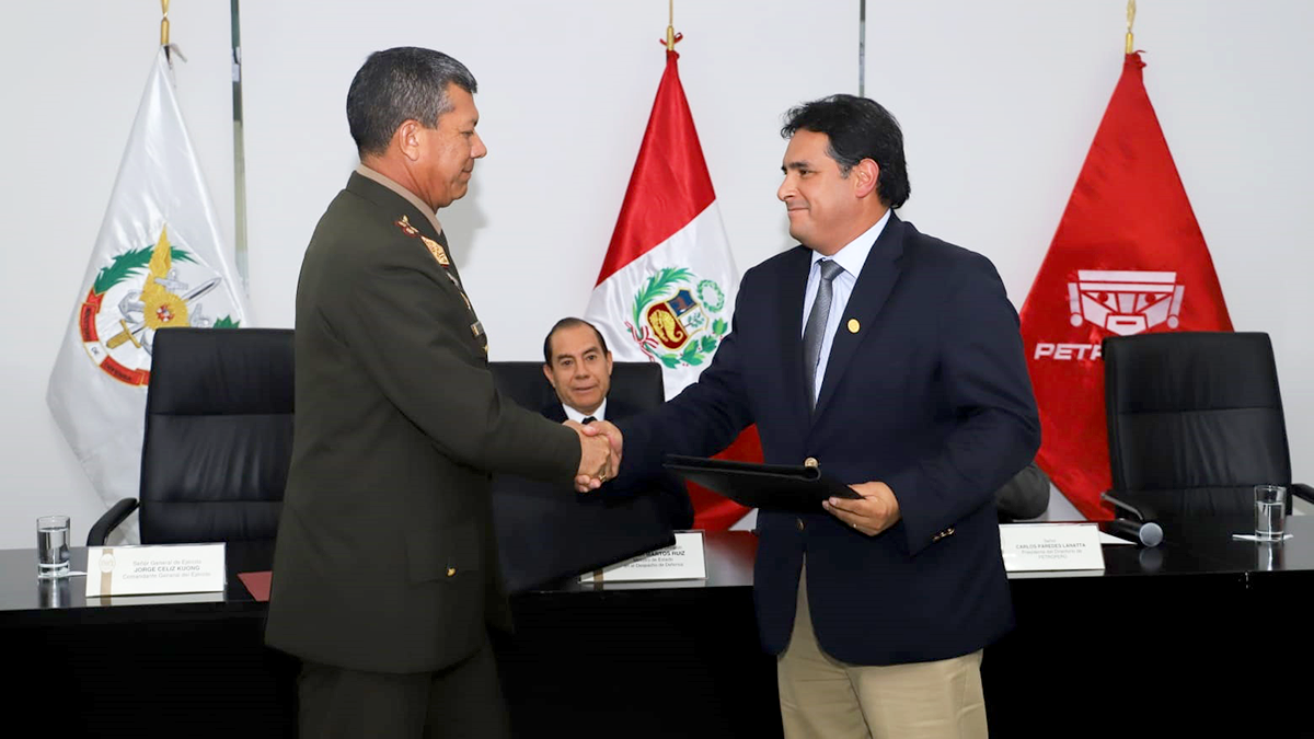 PETROPERÚ y el Ejército del Perú firman convenio para el abastecimiento de combustible