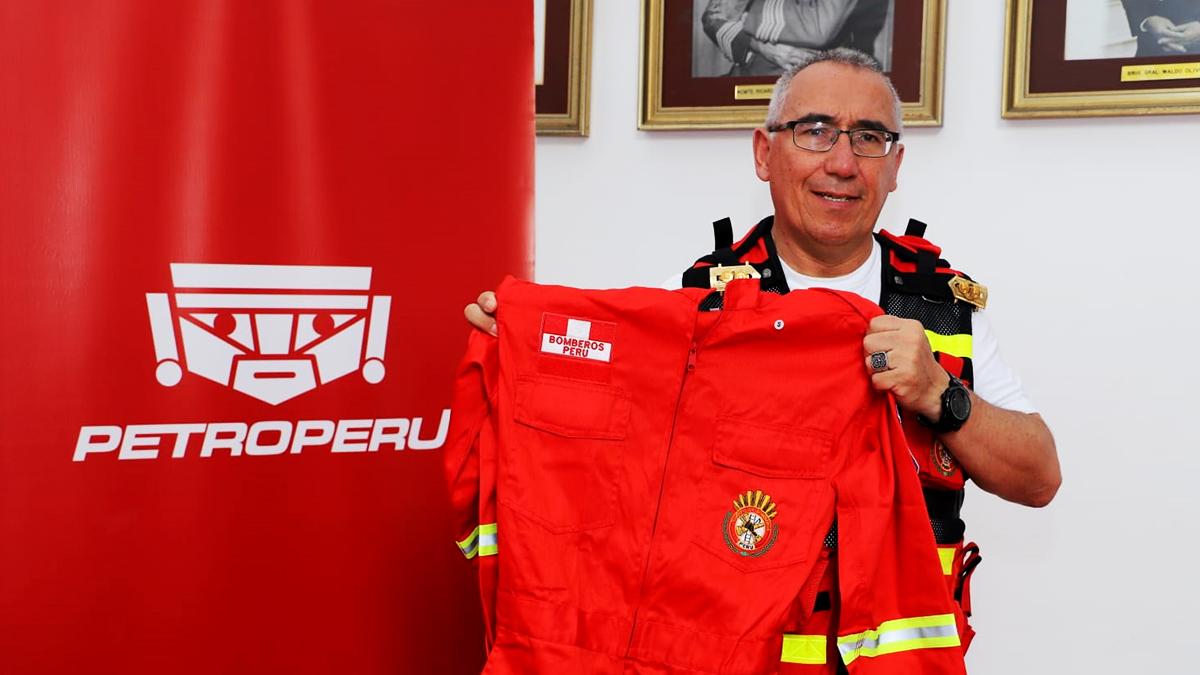 PETROPERÚ entrega uniformes a Intendencia Nacional de Bomberos del Perú