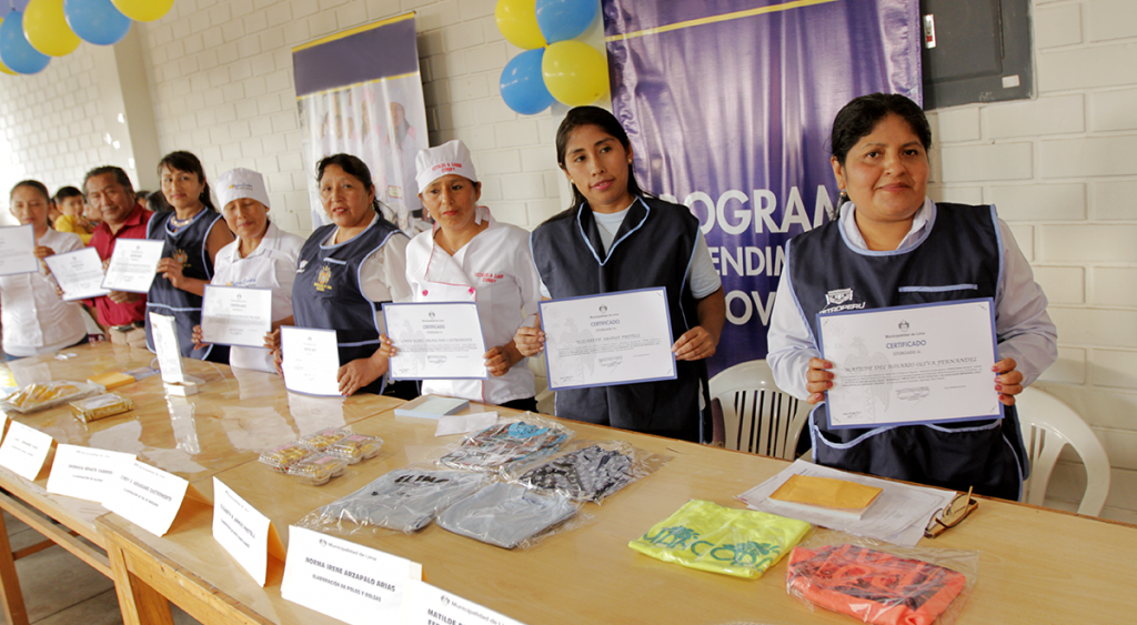 Neighbors of Villa El Salvador and Lurin receive training to start their own businesses