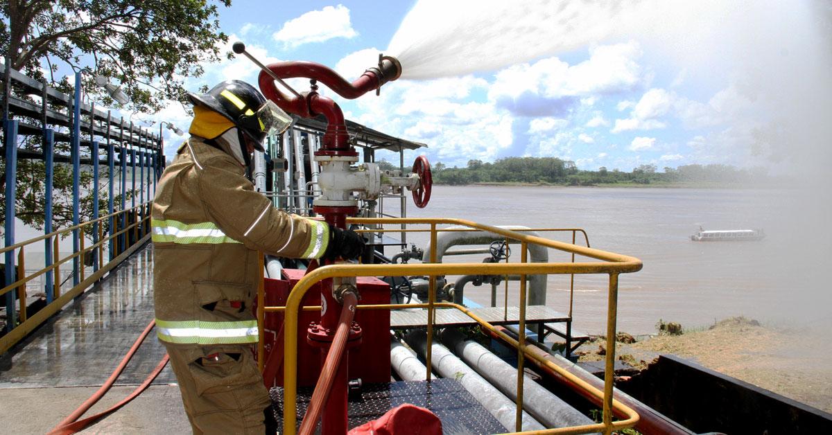 Realizan con éxito práctica contra explosión e incendio en muelle de Refinería Iquitos