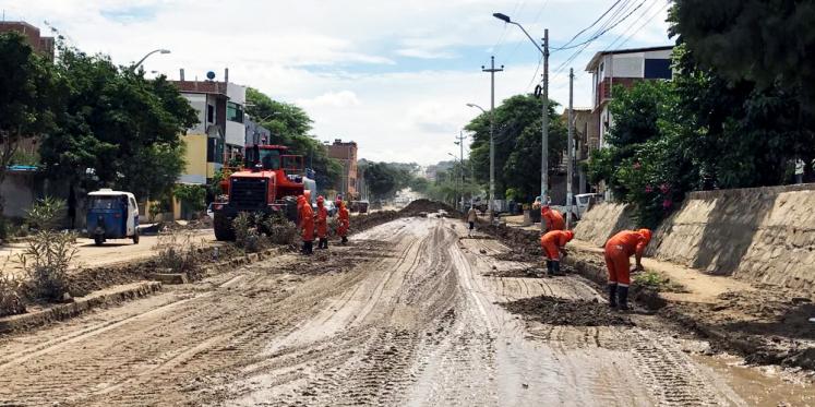Petroperú contribuye con limpieza de avenidas de Talara afectadas por lluvias