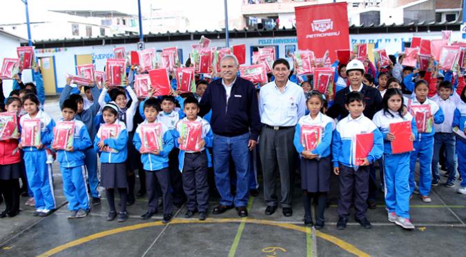Niños felices al recibir sus útiles escolares gracias a Petroperú
