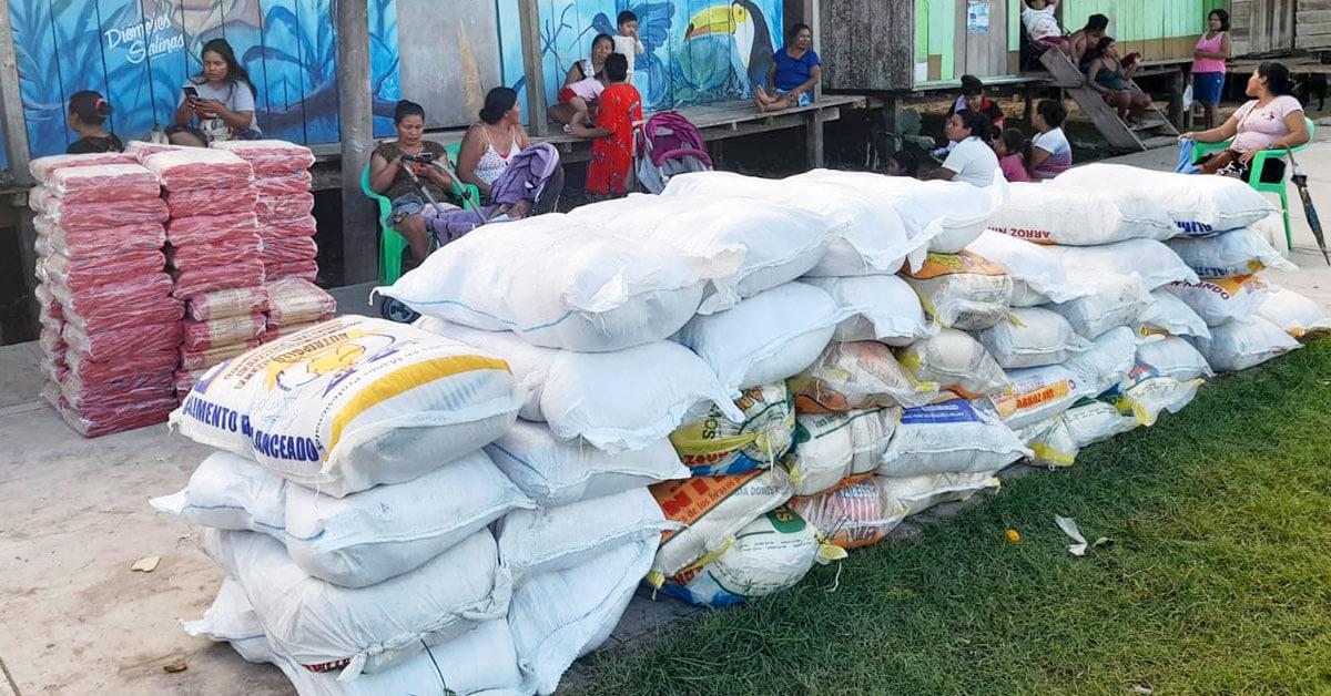 Petroperú entrega dotación de agua y víveres a comunidades