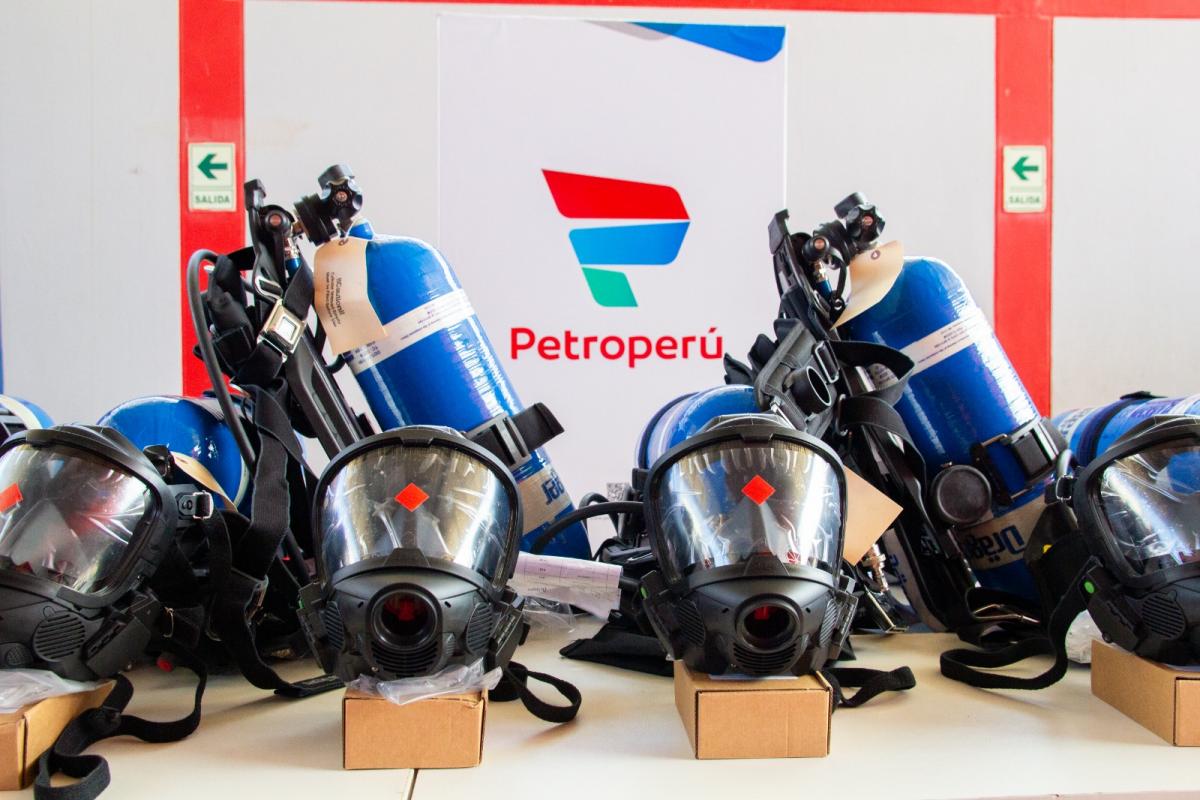 Petroperú entrega equipos  a bomberos de Talara