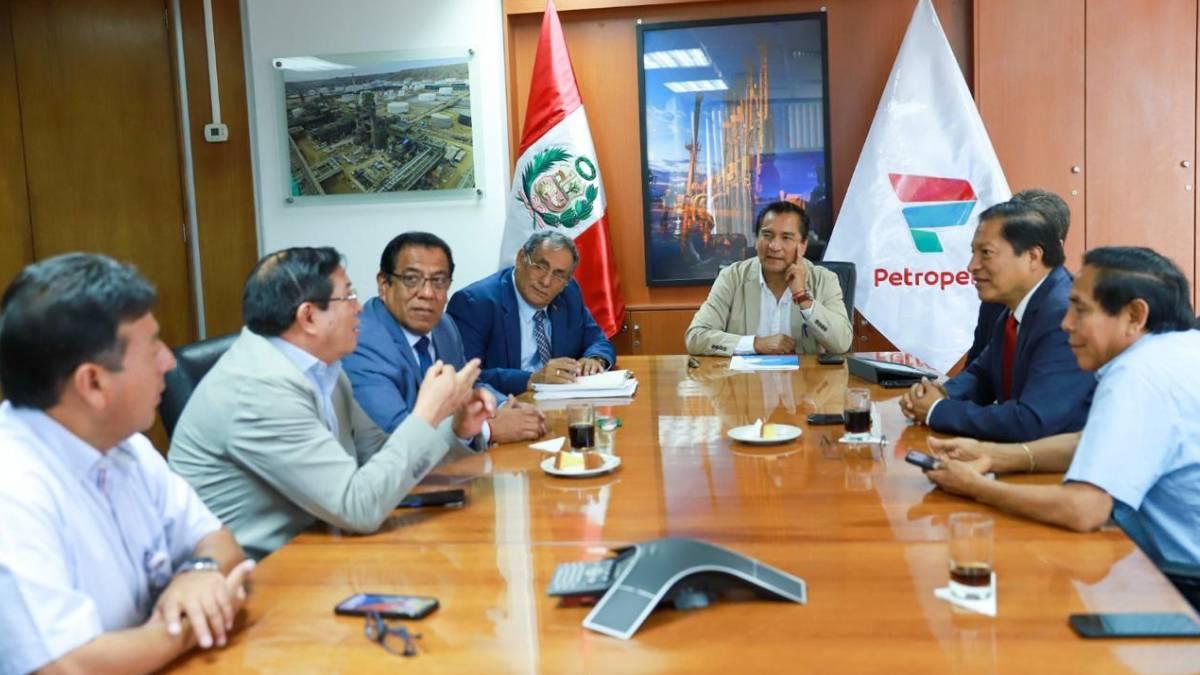 The president of Petroperú held a meeting with the mayors of the Lima East community to coordinate the procurement of fuel and asphalt