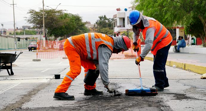 PETROPERÚ inició asfaltado de una de las principales vías de Ilo