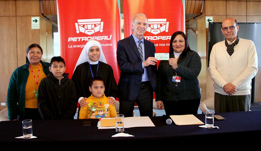 Workers of PETROPERU make important donation to the Peruvian Cancer Foundation