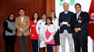 Trabajadores de PETROPERÚ entregan importante donativo a la Fundación Peruana del Cáncer