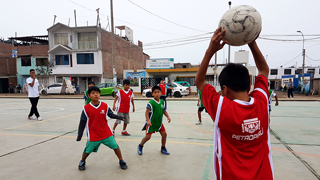 Cien niños de Villa el Salvador se prepararon en academia deportiva de PETROPERÚ